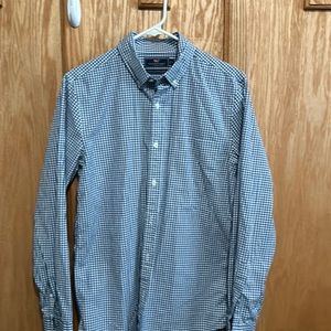 Vineyard Vines Men’s long sleeve “slim fit Murray Shirt.” Size small.